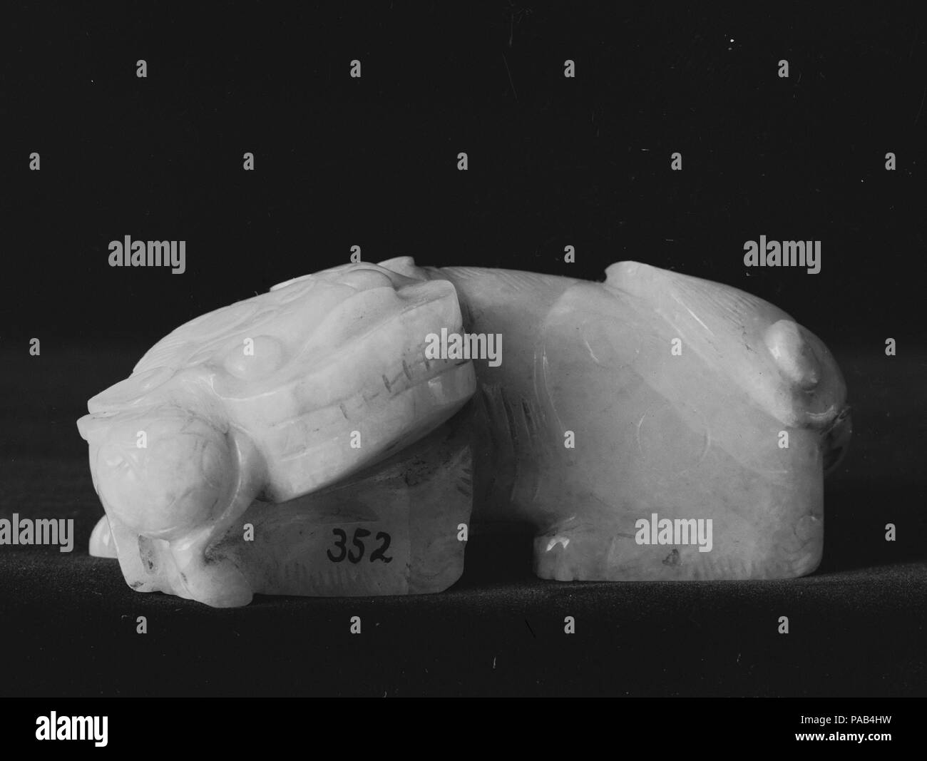 Lion. Cultura: la Cina. Dimensioni: H. 3 13/16 in. (9,7 cm); W. 1 1/2 in. (3,8 cm); L. 1 15/16 in. (5 cm). Museo: Metropolitan Museum of Art di New York, Stati Uniti d'America. Foto Stock