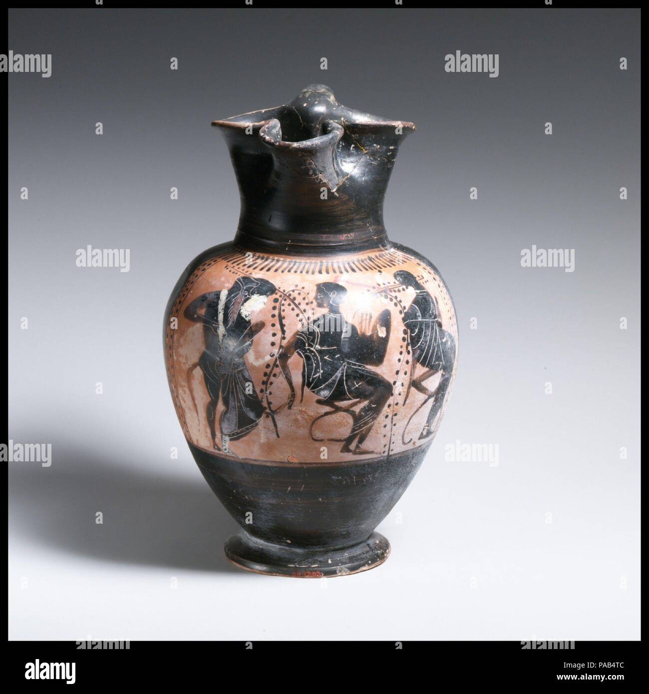 Oinochoe. Cultura: greco, soffitta. Dimensioni: Altri: 8 1/2 x 5 1/2 x 3 1/8 in. (21,6 × 13,9 × 8 cm). Data: ultimo quarto del VI secolo A.C. Museo: Metropolitan Museum of Art di New York, Stati Uniti d'America. Foto Stock