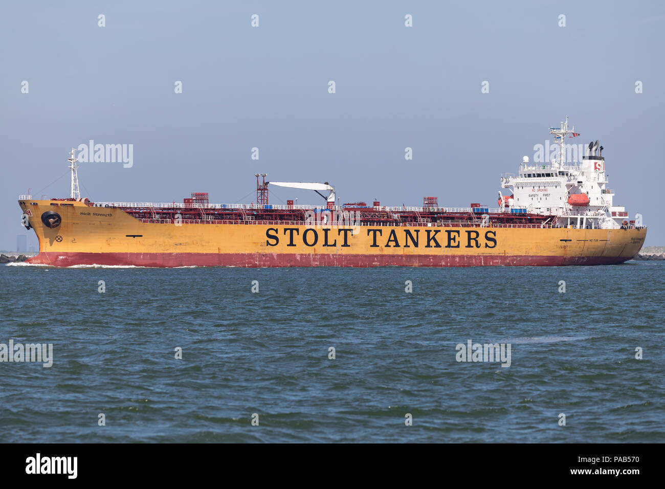 Chimichiera STOLT forza di Rotterdam in uscita.Stolt petroliere opera il più grande del mondo e più sofisticate della flotta di chimica e navi cisterna per il trasporto di pacchi Foto Stock