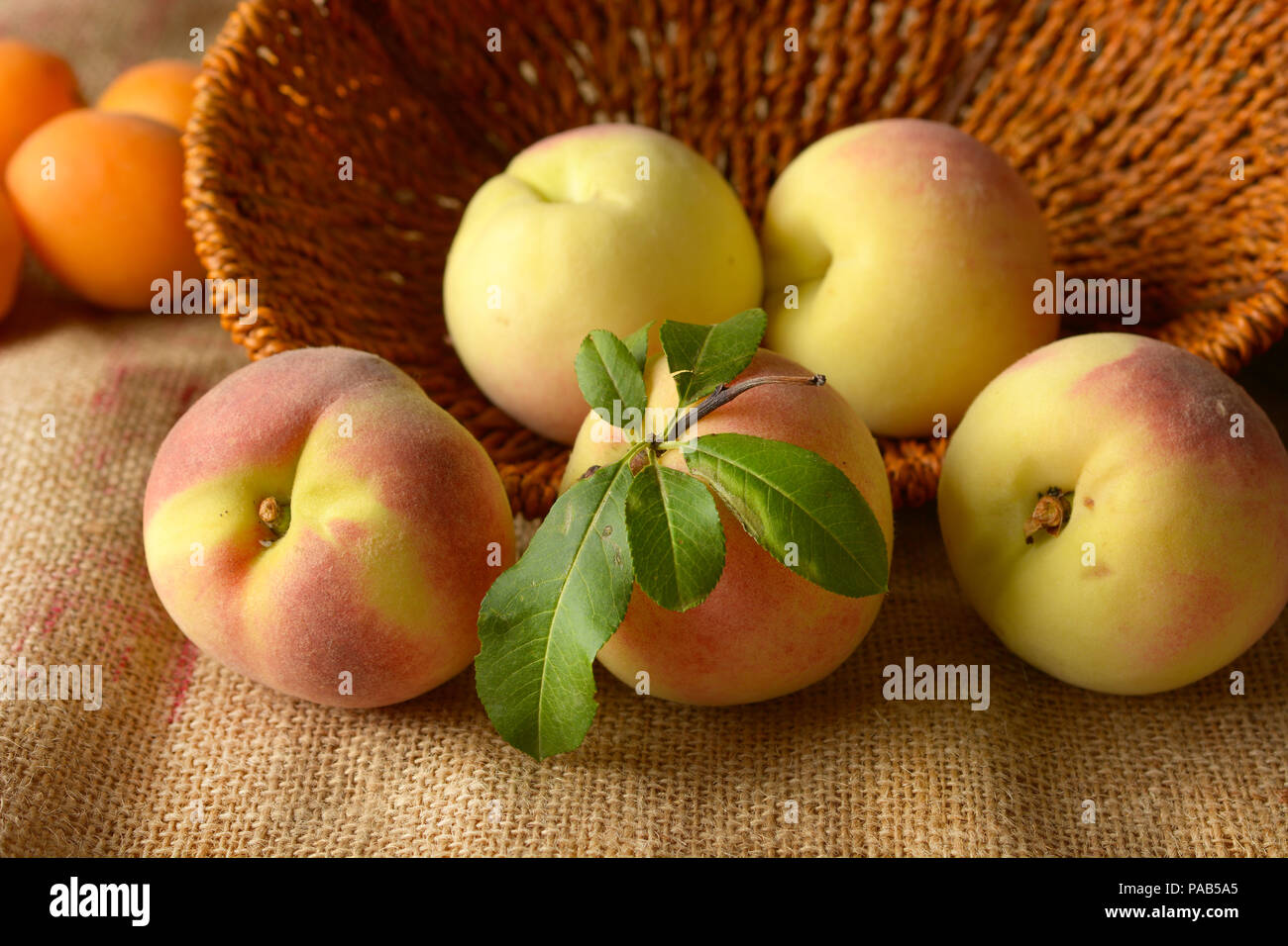Pila di pesche sulla tela di iuta - primo piano Foto Stock