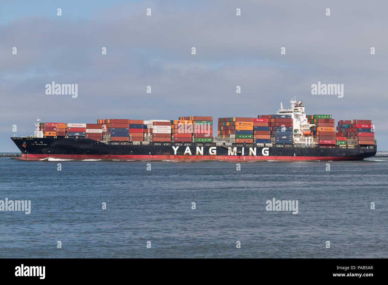 Nave portacontainer YM Evoluzione di Rotterdam in uscita. Yang Ming Marine Transport Corporation è un Ocean Shipping Company basato in Keelung, Taiwan. Foto Stock