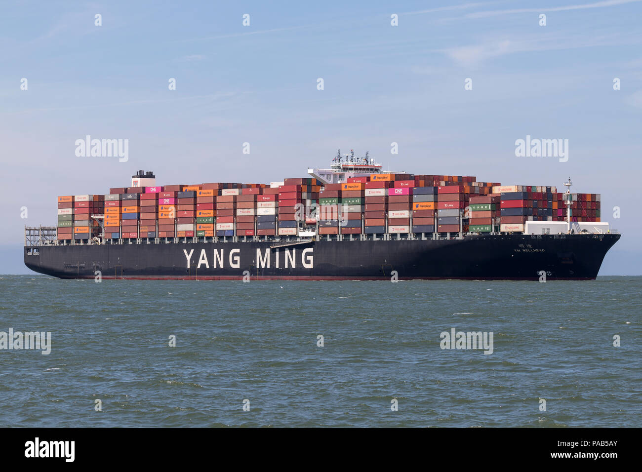 Nave portacontainer YM in entrata della testa del pozzo di Rotterdam. Yang Ming Marine Transport Corporation è un Ocean Shipping Company basato in Keelung, Taiwan. Foto Stock