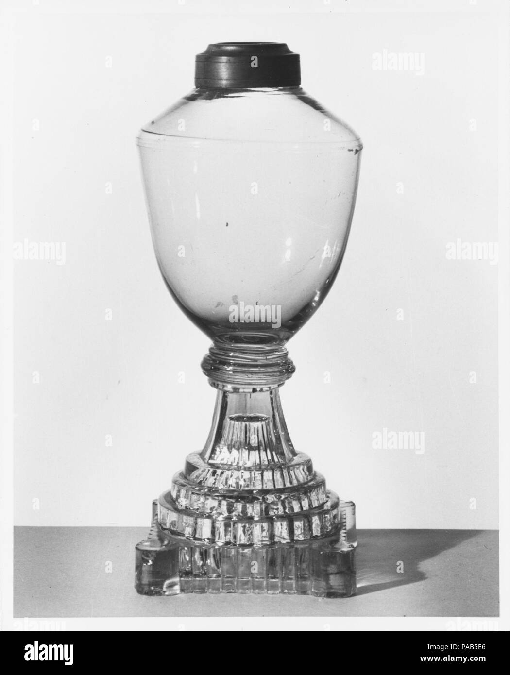 Lampada. Cultura: American. Dimensioni: H. 7 3/4 in. (19,7 cm). Data: 1830-40. Museo: Metropolitan Museum of Art di New York, Stati Uniti d'America. Foto Stock
