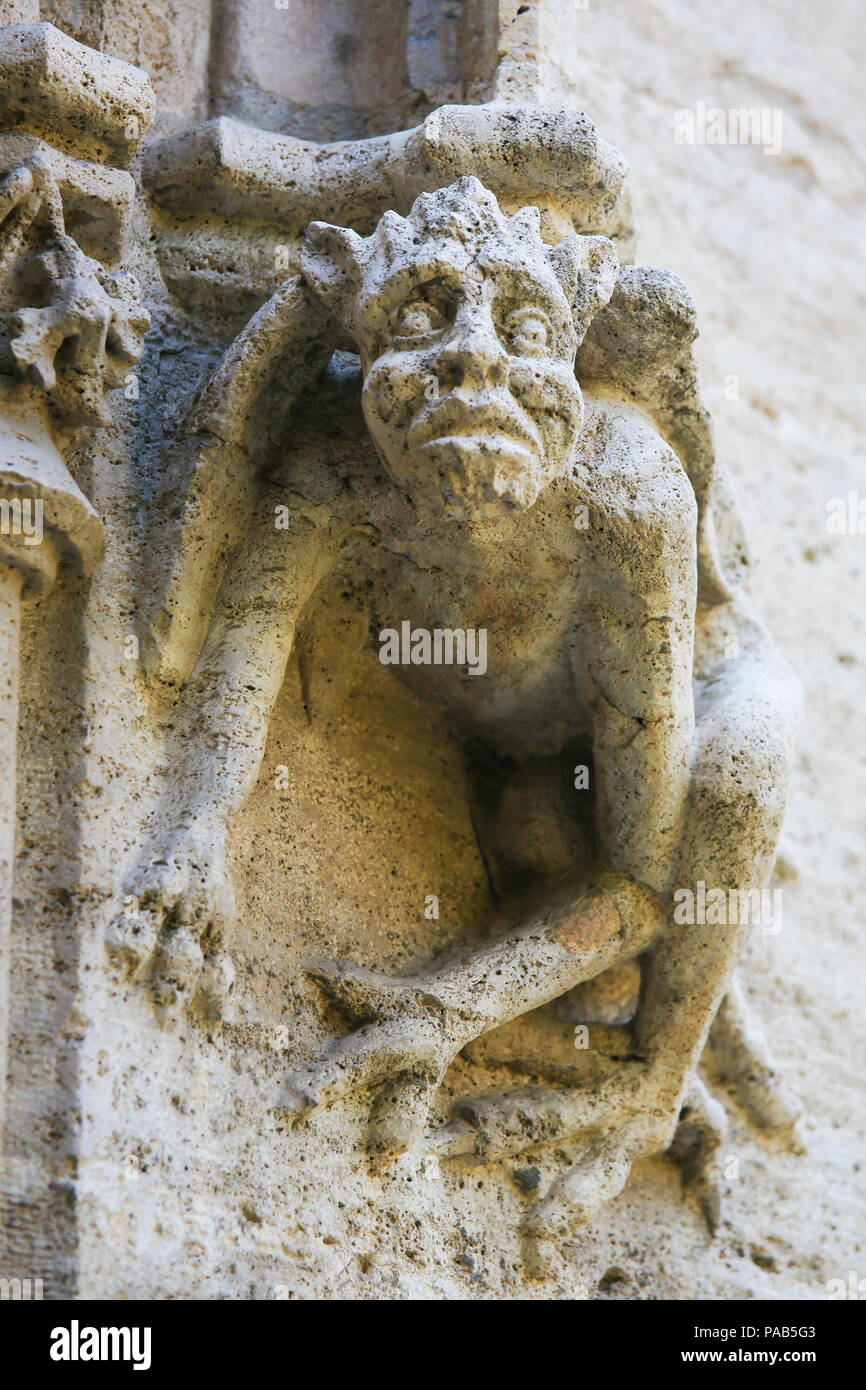 Dettaglio scultura di un diavolo presso il famoso gotico valenciano Llotja de la Seda o scambio di seta nel centro storico di Valencia, Spagna Foto Stock
