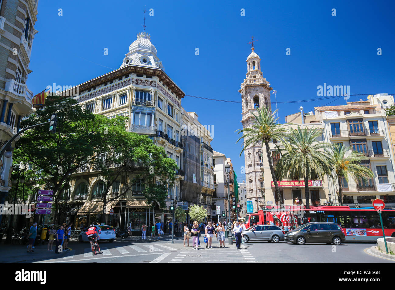 Vista su edifici e la Santa Catalina la torre gotica nel centro di Valencia, Spagna Foto Stock