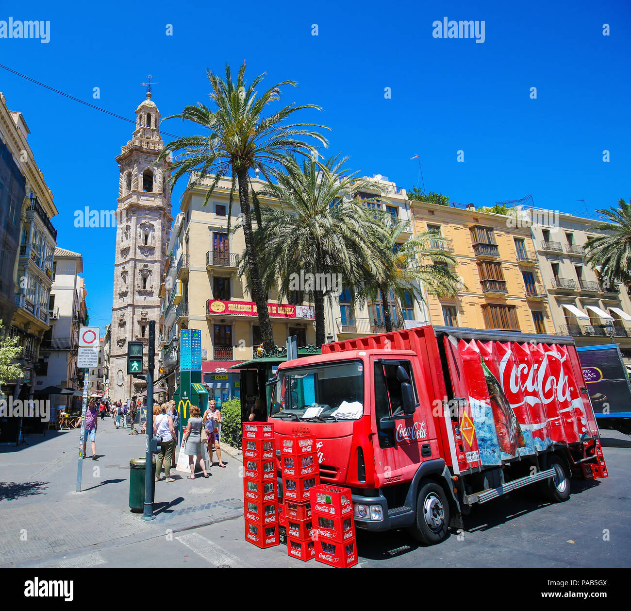 Vista su una Coca Cola carrello e la Santa Catalina la torre gotica nel centro di Valencia, Spagna Foto Stock