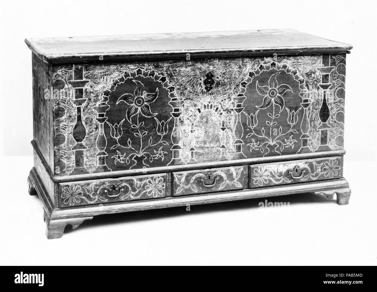 Dower torace. Cultura: American. Dimensioni: 27 1/4 x 50 x 23 1/4 in. (69,2 x 127 x 59,1 cm). Data: 1786. Museo: Metropolitan Museum of Art di New York, Stati Uniti d'America. Foto Stock Dower torace. Cultura: American. Dimensioni: 27 1/4 x 50 x 23 1/4 in. (69,2 x 127 x 59,1 cm). Data: 1786. Museo: Metropolitan Museum of Art di New York, Stati Uniti d'America. Foto Stock