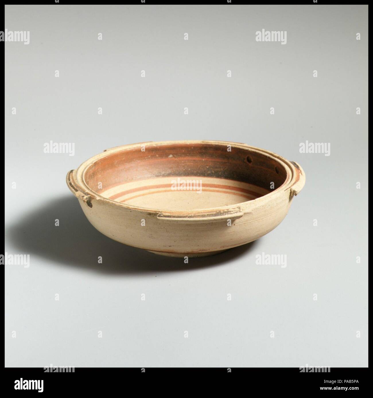 Ciotola. Cultura: Italic-Native, Sud italiano (dei Dauni). Dimensioni: H. 4,39 cm. 14.81 diametro cm.. Data: ca. 550-450 A.C. Museo: Metropolitan Museum of Art di New York, Stati Uniti d'America. Foto Stock