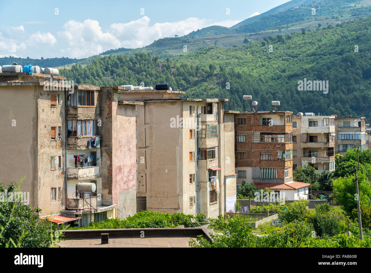 Tipico vecchio era comunista blocchi di appartamenti di qualità scadente nella città di Memaliaj nell'Albania meridionale. Foto Stock
