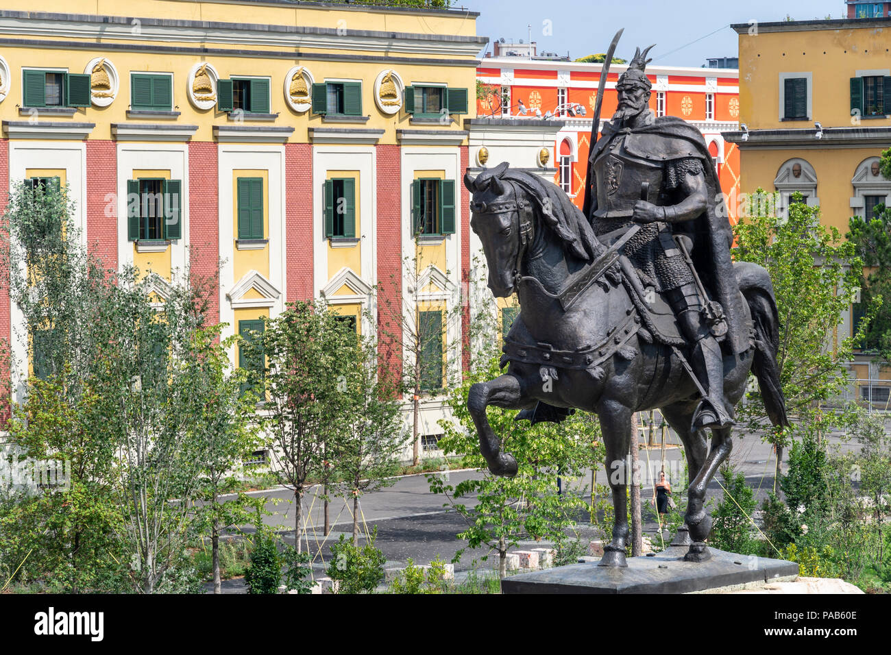 La statua di Skanderbeg al centro della Piazza Skanderbeg con gli uffici governativi in background, Tirana, Albania, Foto Stock