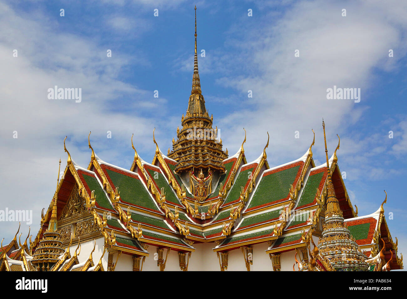 Dettagli di architettura tradizionale Thailandese al Grand Palace di Bangkok, Thailandia Foto Stock