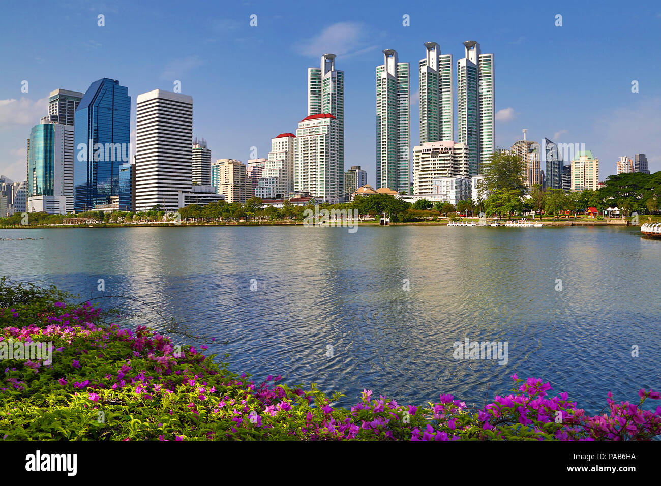 Skyline di Bangkok con riflessi nel lago, Thailandia. Foto Stock