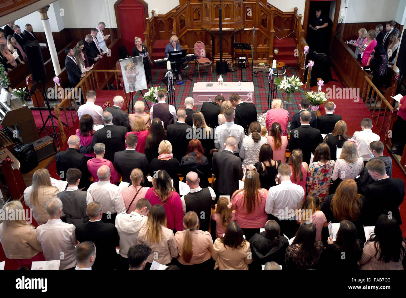 La famiglia e gli amici a raccogliere le tuniche funerale Home, in Coatbridge, durante i funerali di sei-anno-vecchio Alesha MacPhail, il cui corpo era stato trovato su Isle of Bute all inizio di questo mese. Foto Stock