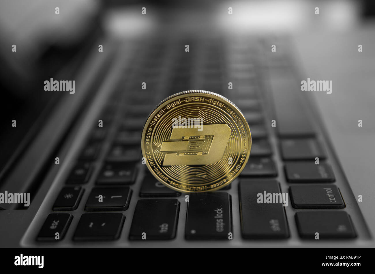 Coin Dash simbolo sul laptop. Concetto di moneta finanziaria, crypto simbolo della valuta. Blockchain mining. Denaro digitale e virtual cryptocurrency concetto. Affari, commerciali. Foto Stock
