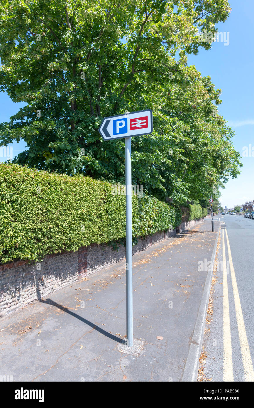 Segno su un palo che indica sia la posizione di parcheggio e la Stazione Ferroviaria di Lytham, Lancashire Foto Stock