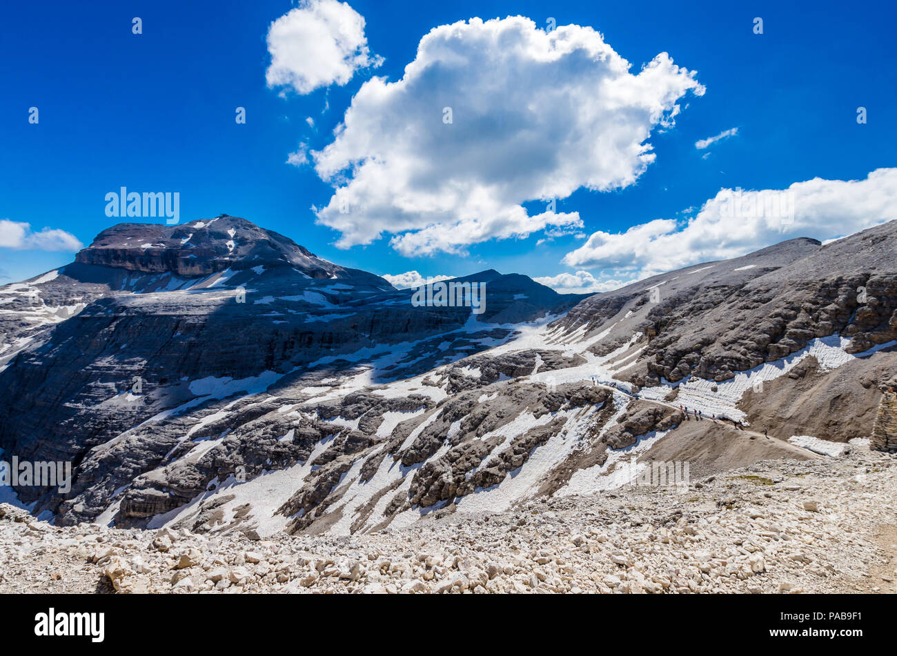 Piz Boe picco, 3152 m, nel massiccio del Sella, Dolomiti, Italia. Vista del paesaggio roccioso da il percorso di trekking. Foto Stock