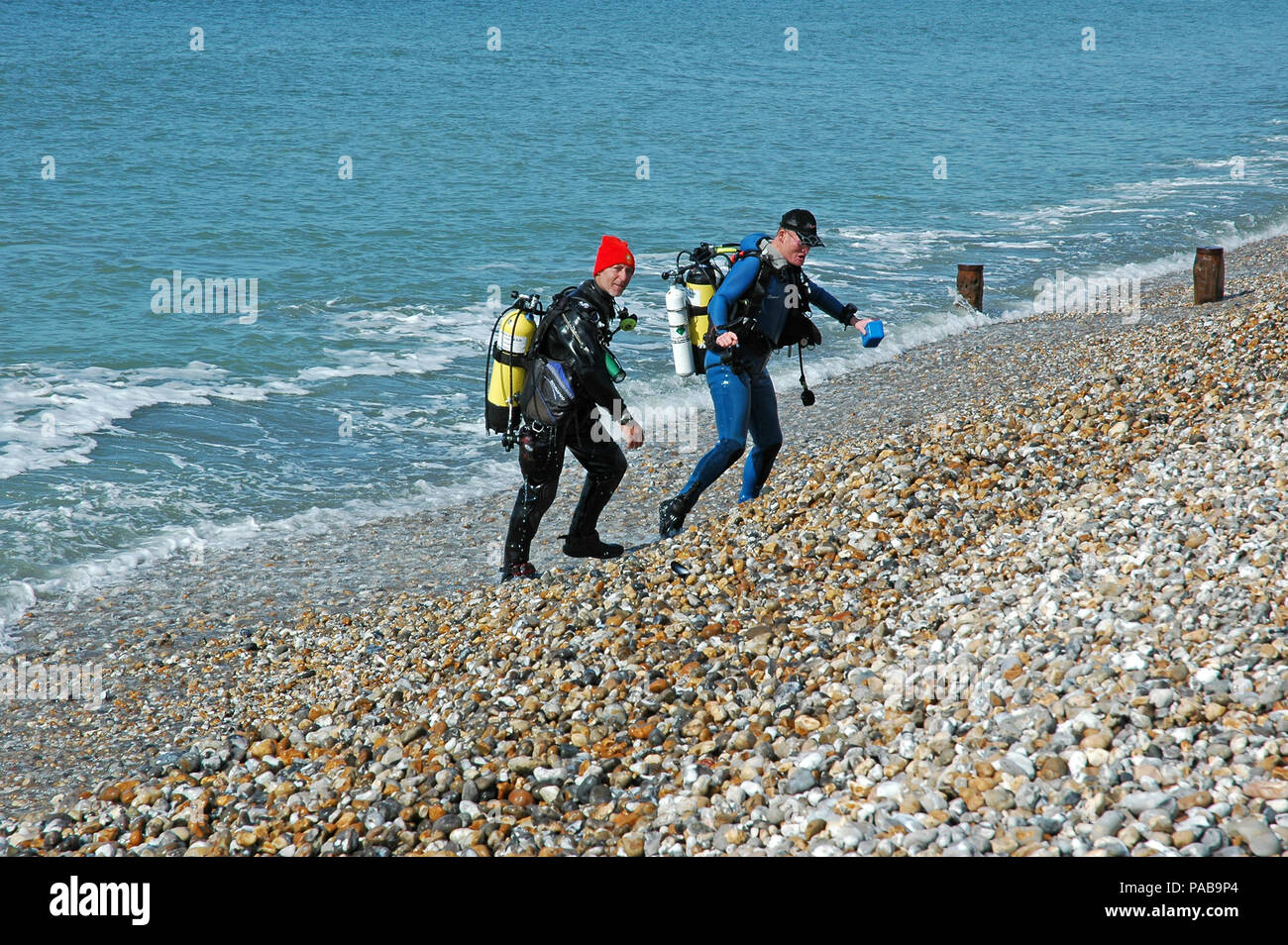 I subacquei sbarcano in Bracklesham Bay, West Sussex. Foto Stock