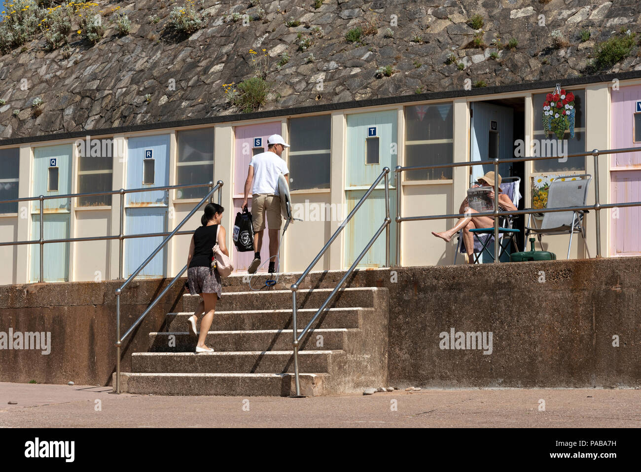 Jacobs Ladder beach a Sidmouth una stazione balneare in East Devon, Inghilterra England Regno Unito. Modifica di chalets sulla spianata. Foto Stock