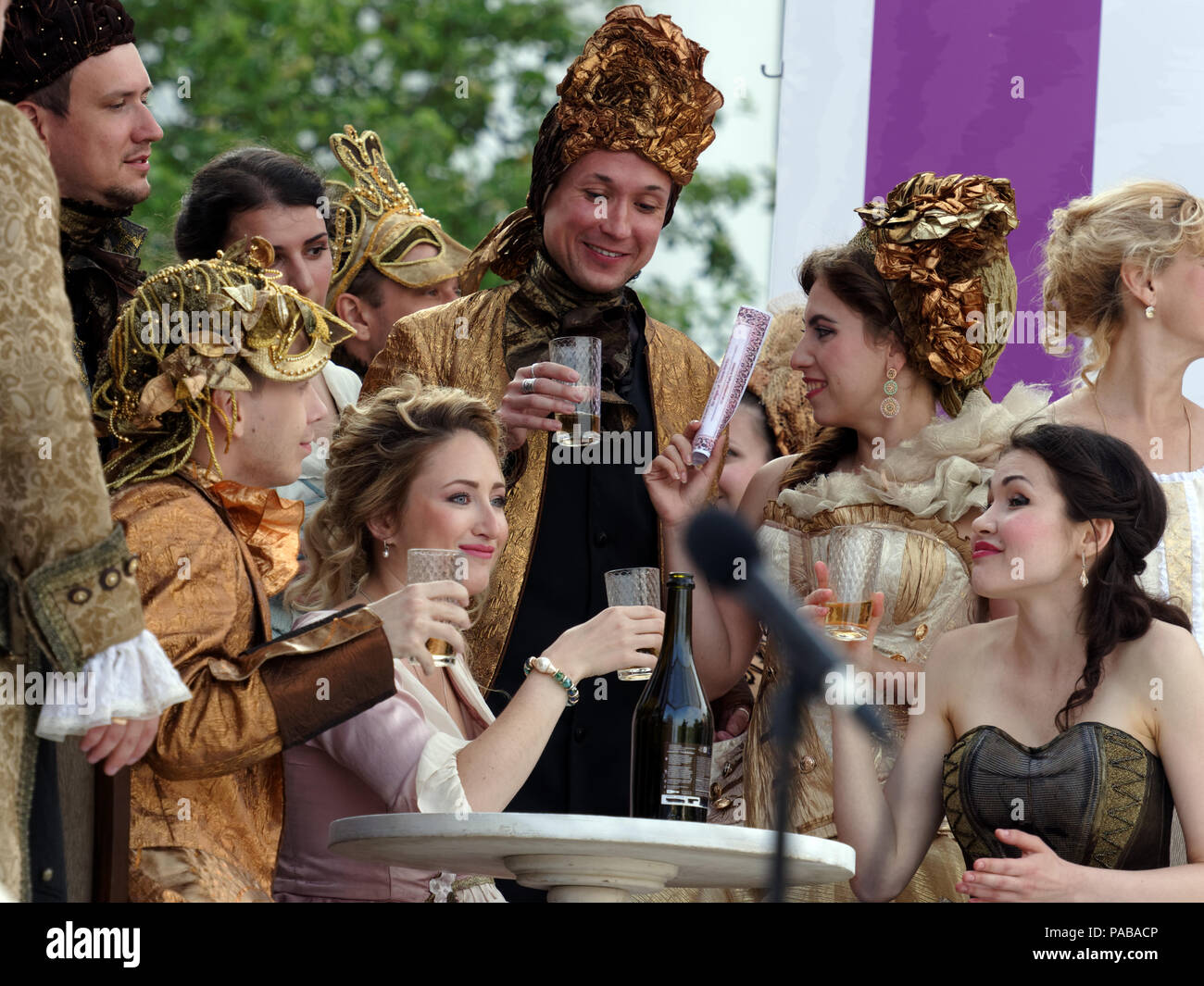 San Pietroburgo, Russia - Luglio 19, 2018: Attori di opera del coro del teatro Music Hall eseguire in opera Manon Lescaut all'aperto durante il festiva Foto Stock