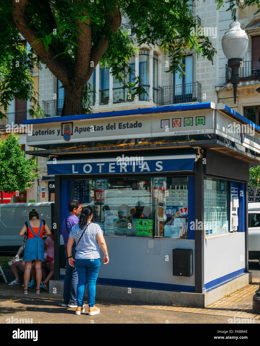 Tarragona, Spagna - 12 Luglio 2018: persone linea fino ad acquistare i biglietti della lotteria su un supporto sulla Rambla Nova nel centro commerciale di Tarragona Foto Stock