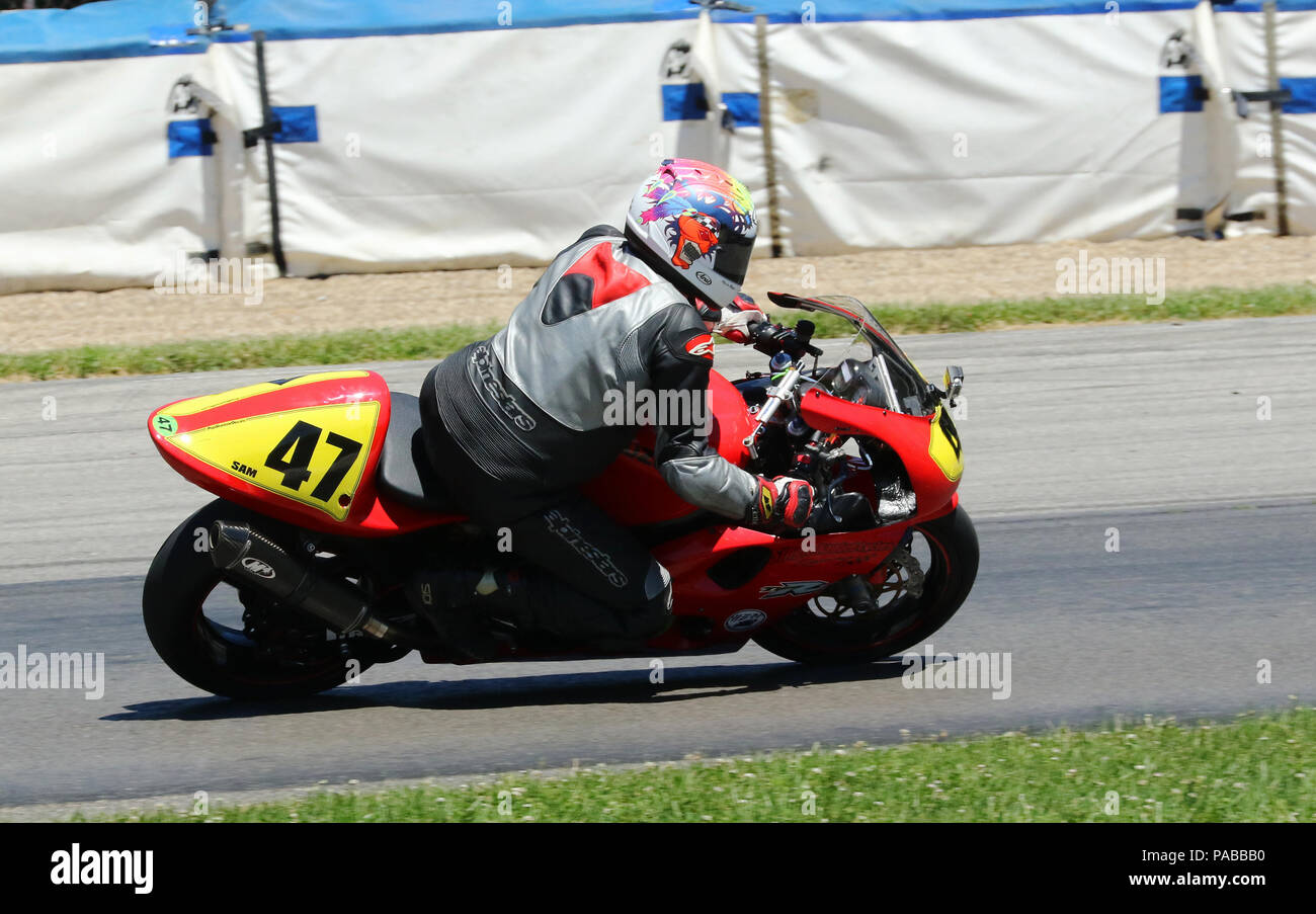 Motocicletta 47 con loghi tra cui Arai, SAM, Alpinestars. American Motorcycle Association Vintage motocicletta giorni 2018 evento. Il motociclismo a Mi Foto Stock