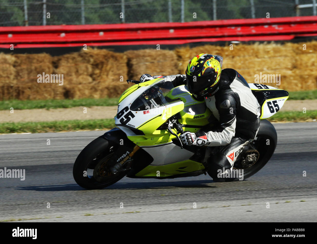 Motocicletta 65 con loghi tra cui Pirelli, Ducati, AGI. American Motorcycle Association Vintage motocicletta giorni 2018 evento. Il motociclismo a metà- Foto Stock