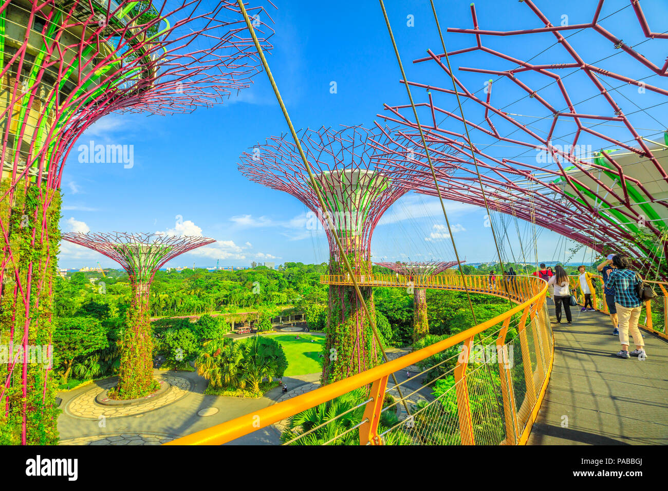 Singapore - Aprile 29, 2018: persone camminando sul ponte sopraelevato o OCBC Skyway di Supertree Grove in giardini dalla baia di Marina Bay a Singapore. Famosa attrazione turistica in area di Marina Bay, Singapore Foto Stock