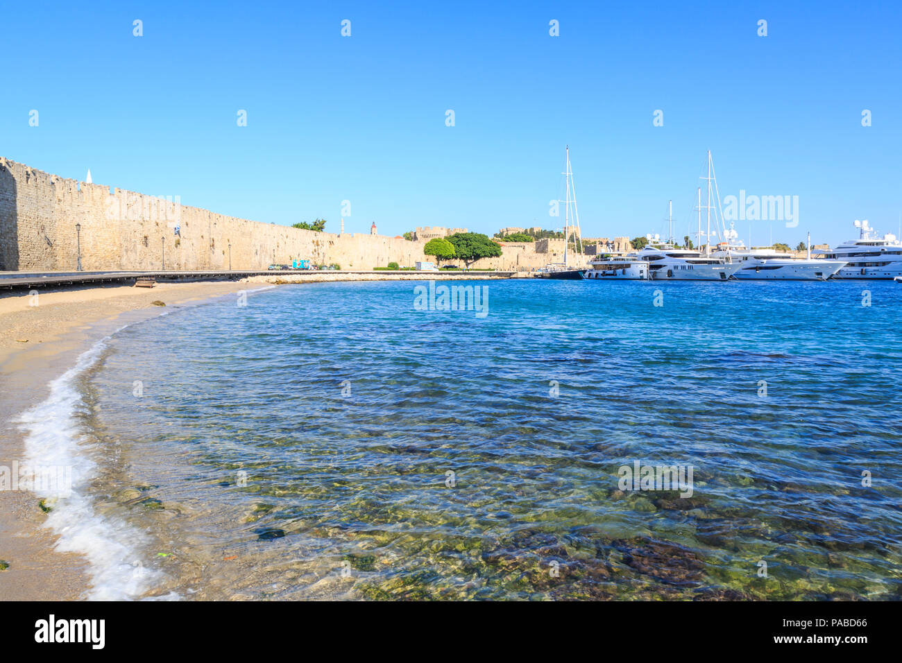 Akti Sachtouri beach, solo la spiaggia della sabbia nella città di Rodi, Rodi, Grecia Foto Stock
