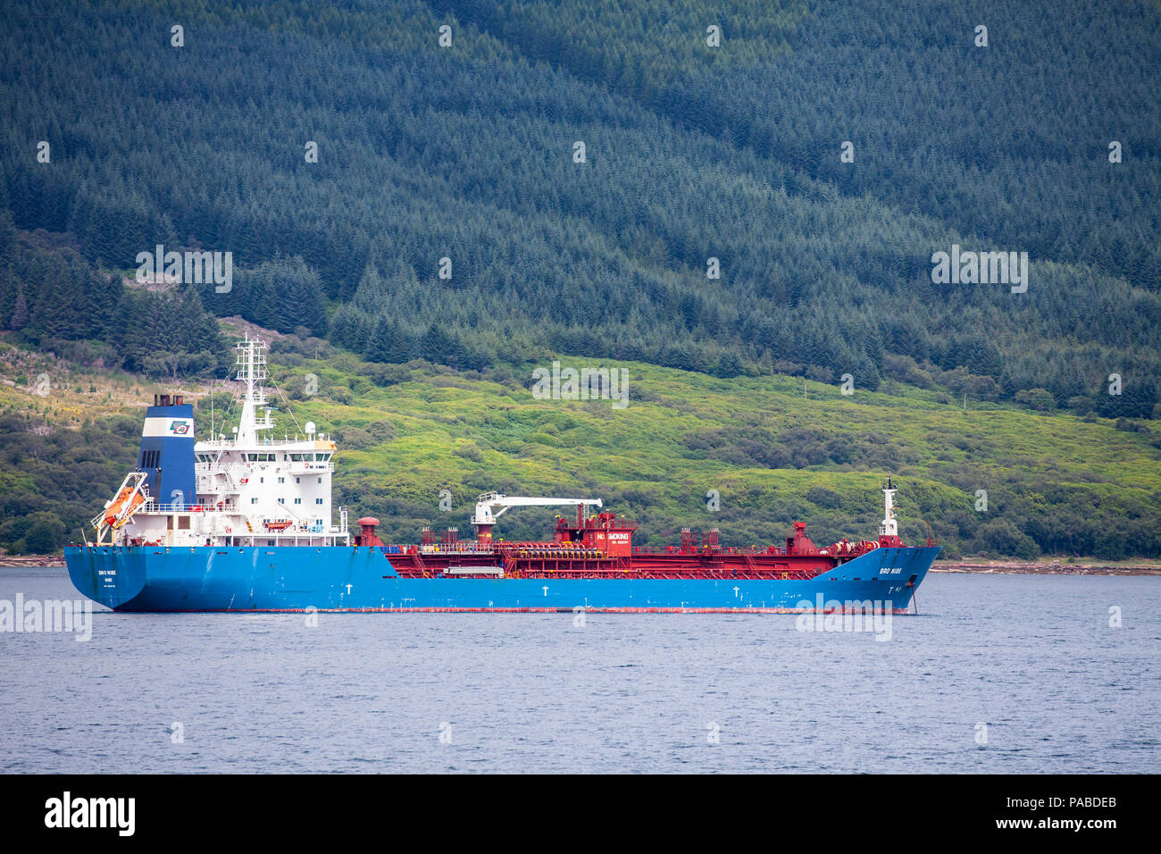 Olio danese e chimichiera Bro Nibe (2007) azionato da Broström AB, parte del gruppo di Maersk, ancorate al di fuori dell'isola di Arran, Firth of Clyde Foto Stock