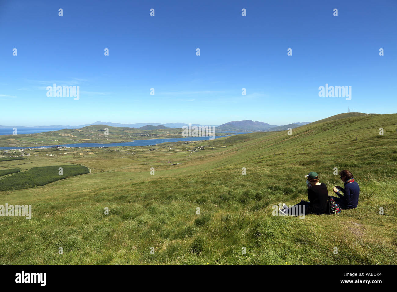 Giovani viaggiatori godendo di un panoramico si affacciano lungo il Ring of Kerry, nella contea di Kerry, Irlanda. Foto Stock