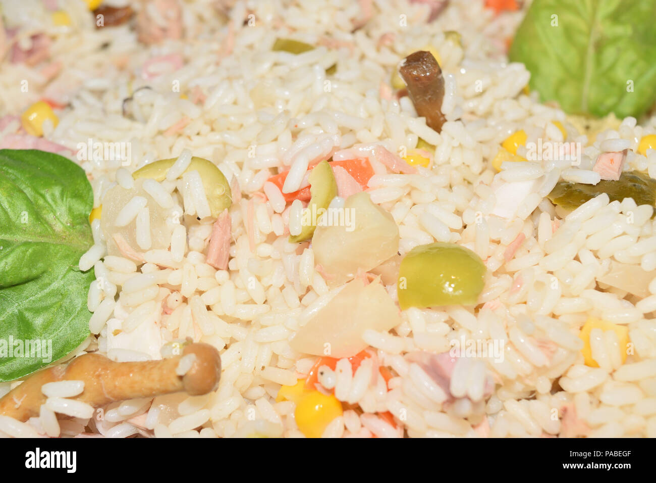 Primo piano di un piatto di insalata di riso Foto Stock