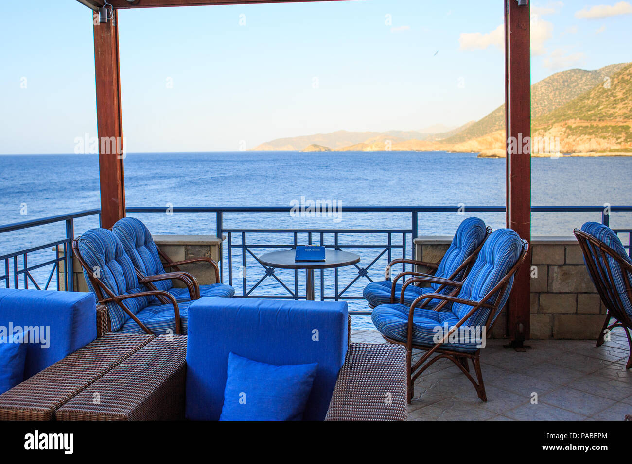 Elegante ristorante il tavolo è in attesa per i clienti dal mare terrazza esterna a Bali, Grecia Foto Stock