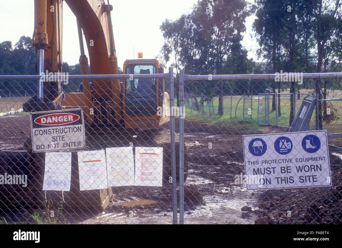 Recintata sito in costruzione con cancelleria macchinari pesanti e cartelli di avvertimento, suburbana Sydney, Nuovo Galles del Sud, Australia Foto Stock