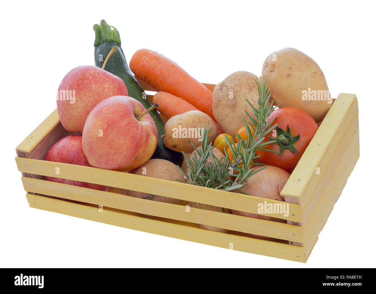 Ordinario assortiti, comune di frutta e verdura in scatola di legno isolato su sfondo bianco. Home garden produrre. Foto Stock