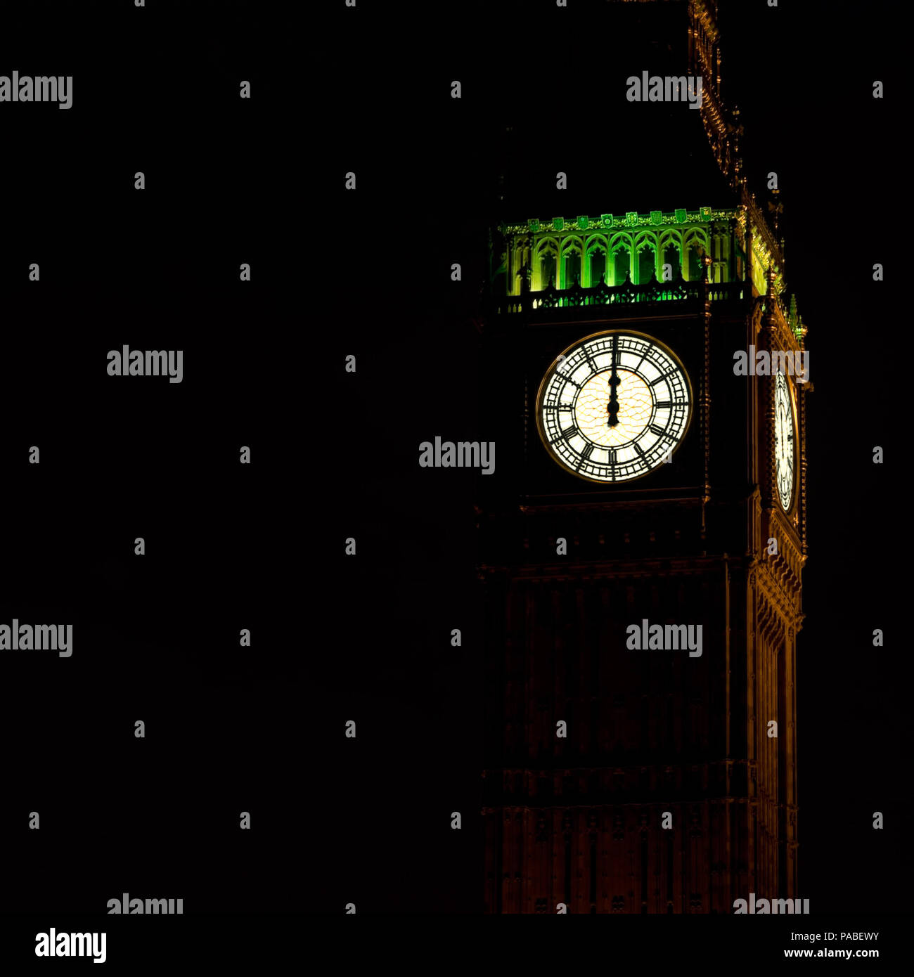 La mezzanotte con il Big Ben di Londra. Orologio mostra dodici. Foto Stock