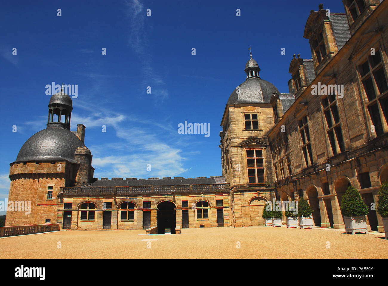 La bellissima Chateaux Hautefort è stata ripristinata dopo due volte dopo la tragica distruzione. Un film location del film 'mai dopo'. Foto Stock