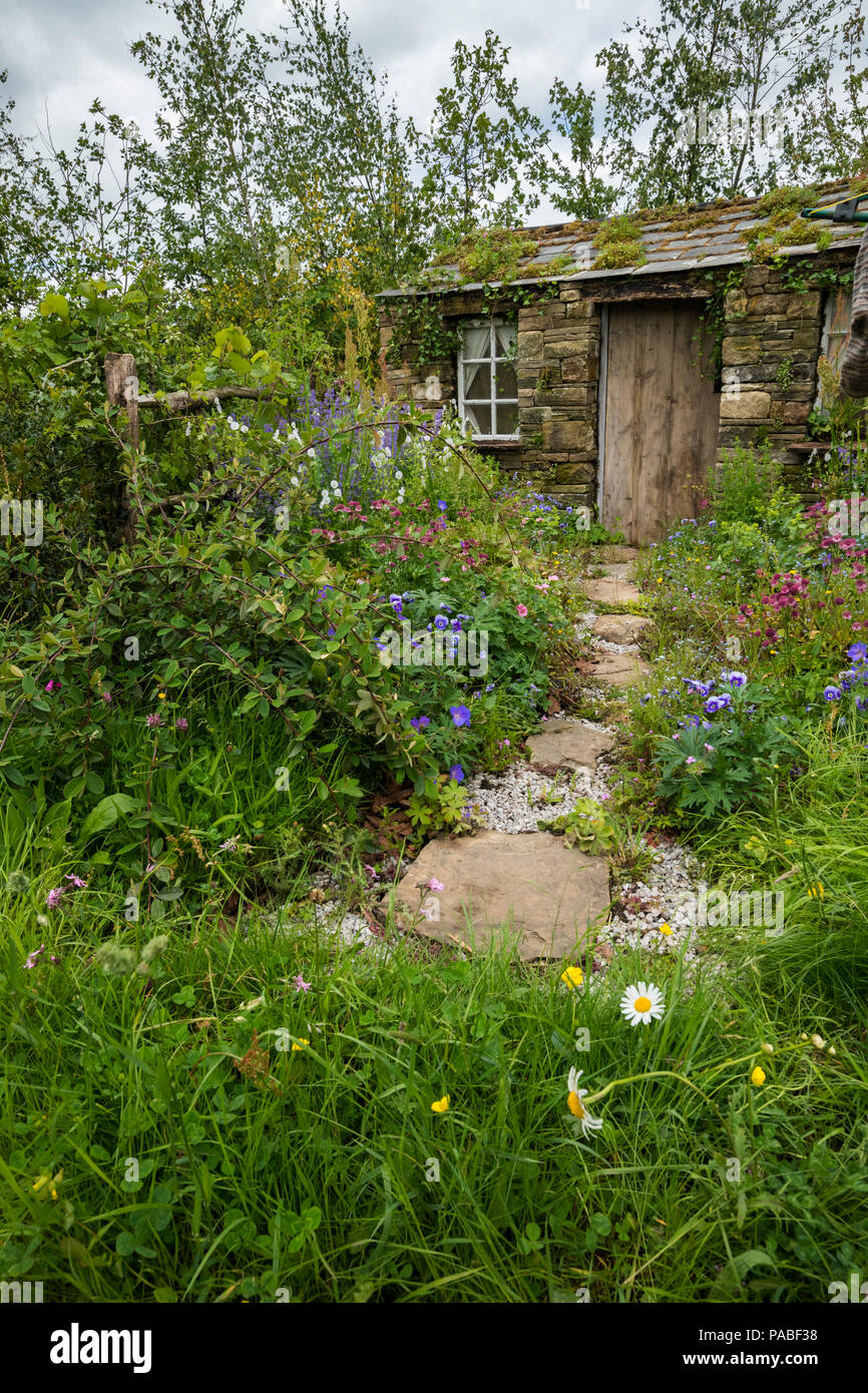 Spettacolo bellissimo giardino (naturale, piantare fiori colorati e fienile rustico cottage) - tempo di fieno nei Dales, RHS Chatsworth Flower Show, Inghilterra, Regno Unito. Foto Stock