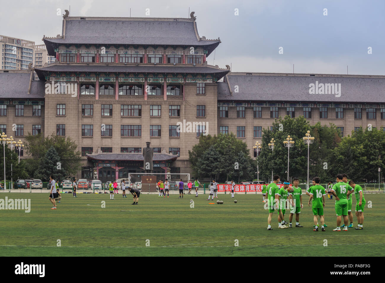 Gli studenti universitari a giocare a calcio in Harbin, Cina Foto Stock