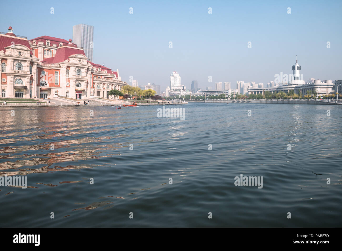 Paesaggio di Tianjin, Cina. La parola sull'edificio è: stazione di Tianjin. Foto Stock