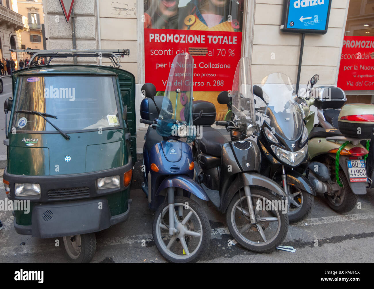 Scooter si affollano i parcheggi in Roma, ma c'è sempre spazio per un APE!  Foto stock - Alamy