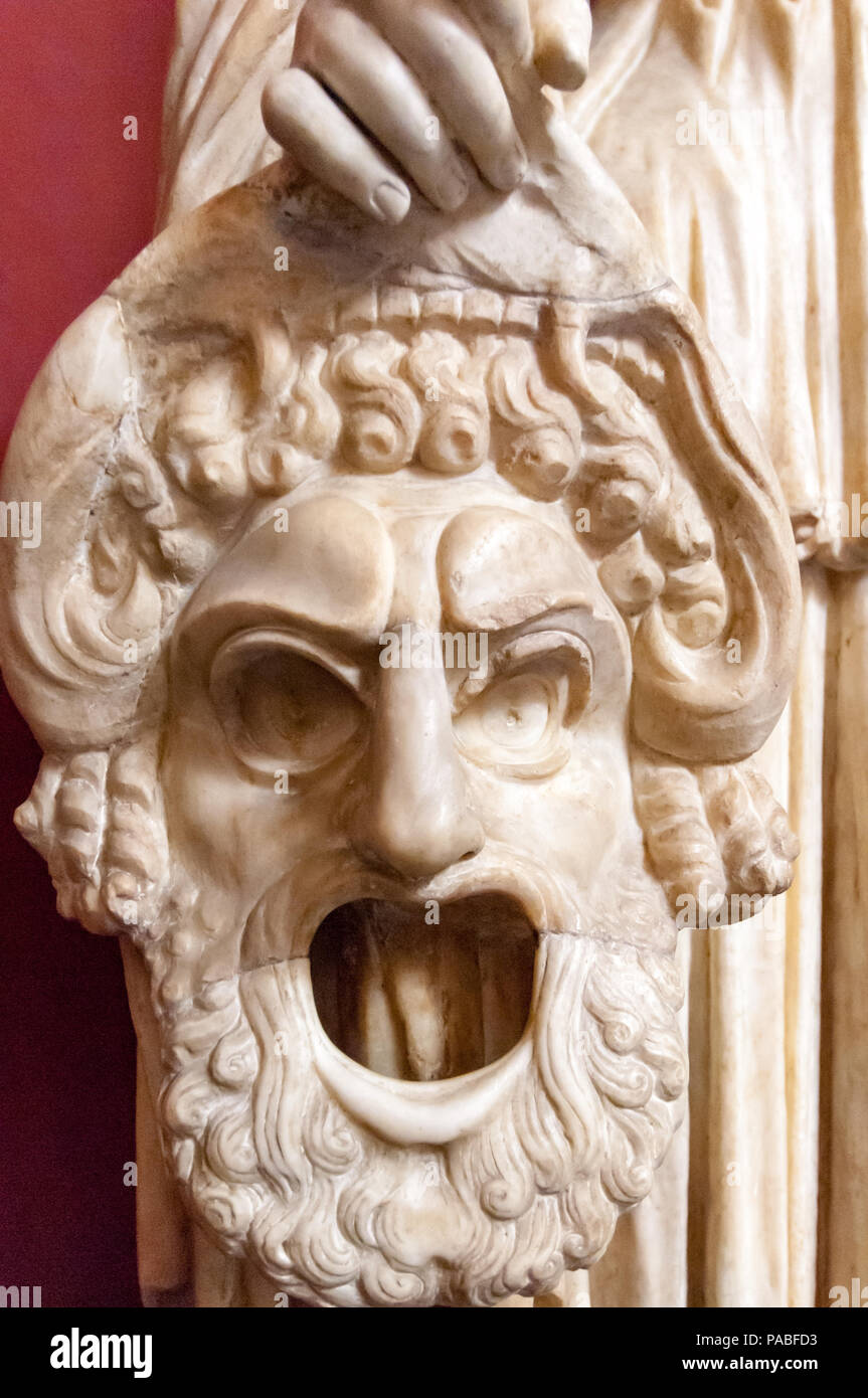 La maschera tragica di Ercole detenute da romano del II secolo la statua in marmo di Melpomene :, nei Musei Vaticani a Roma. Foto Stock