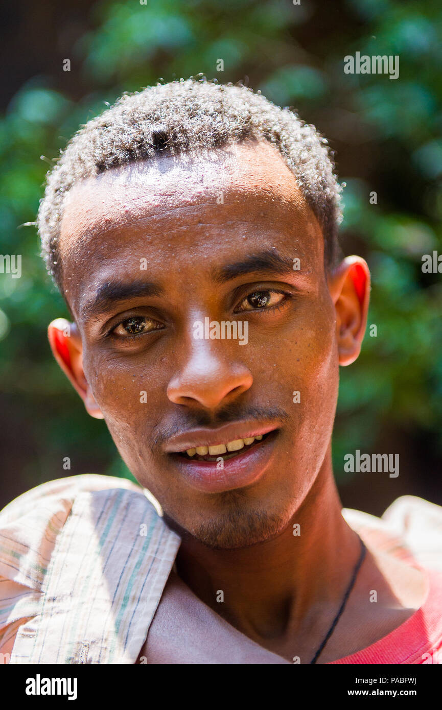 Valle dell'Omo, Etiopia - Sep 20, 2011: Ritratto di un misterioso uomo Etiope in Etiopia, Sep.20, 2011. Persone in Etiopia soffrono di povertà a causa di Foto Stock