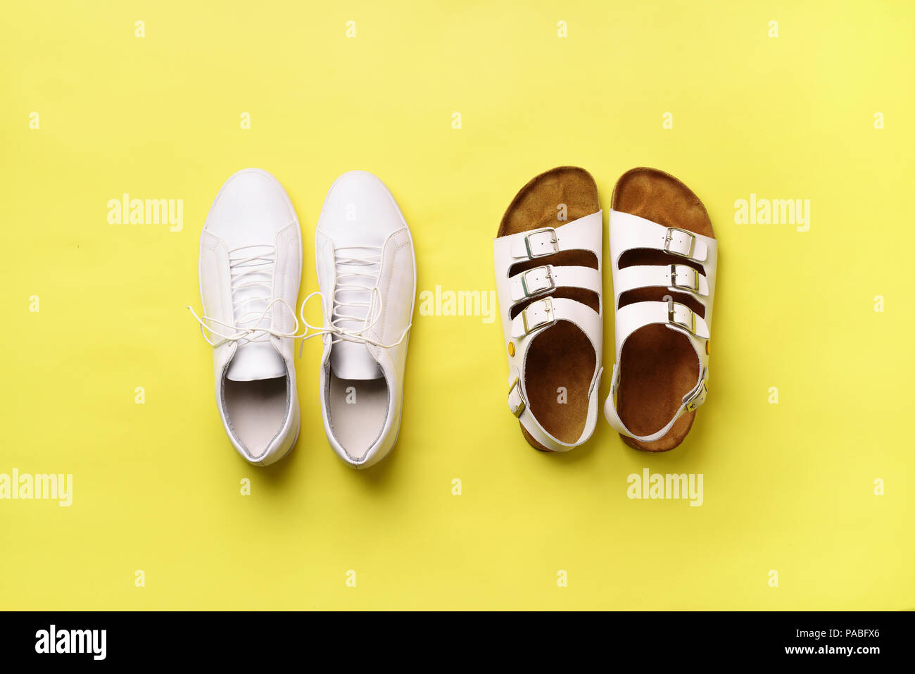 Estate scarpe da donna - sandali Birkenstock () e cuoio sneakers su sfondo  giallo con copia spazio. Vista dall'alto. Piatto Minamil laici. Primo  passo, selet Foto stock - Alamy