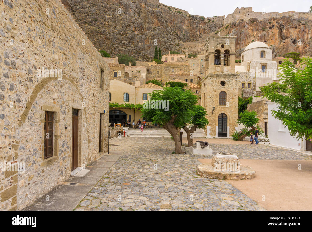 Vista sulla strada del castello medievale città di Monemvasia in Laconia del Peloponneso, Grecia Foto Stock