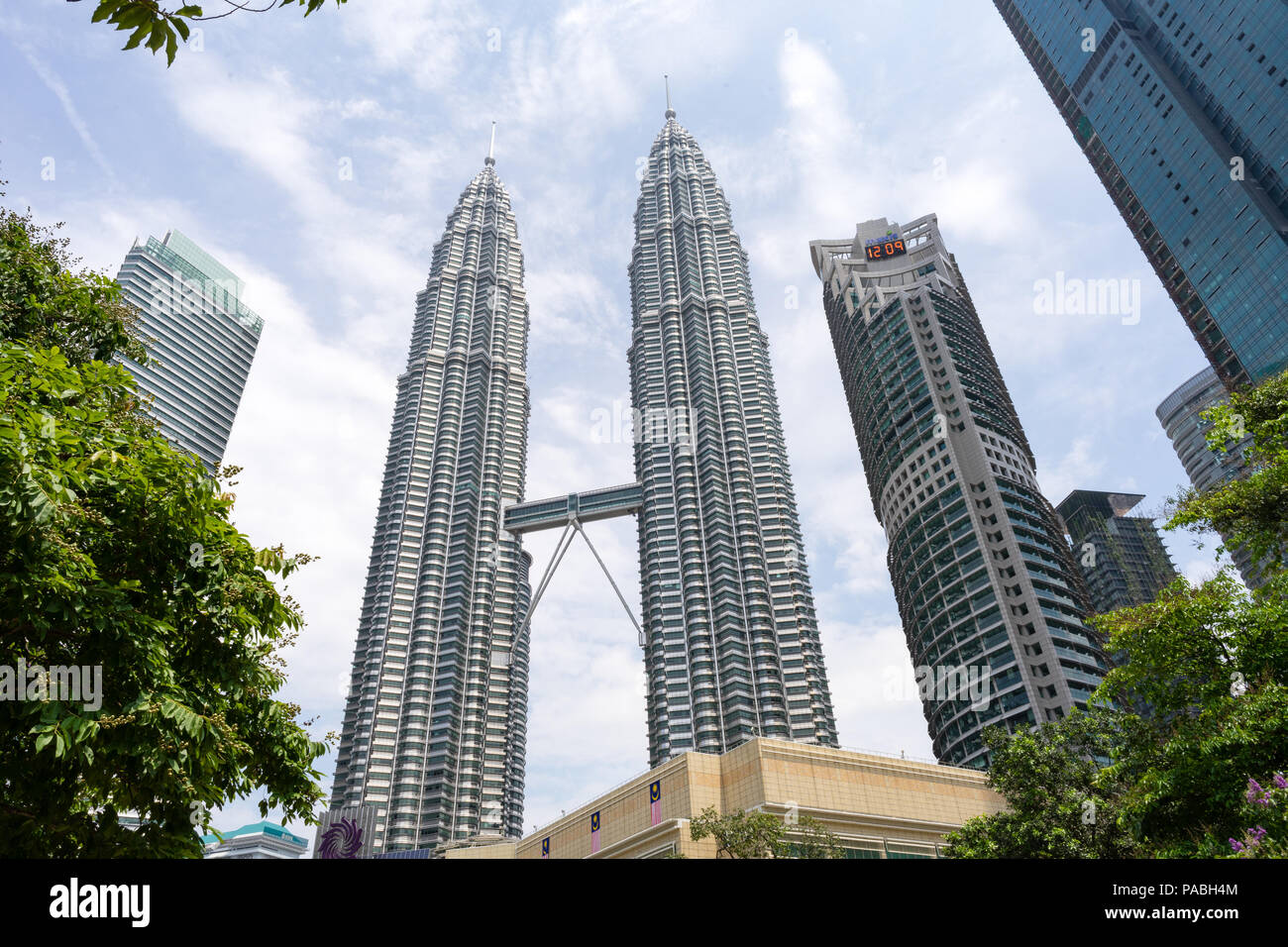 Petronas Twin Towers a mezzogiorno - Kuala Lumpur in Malesia Foto Stock