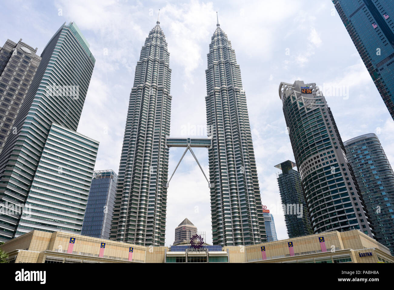 Petronas Twin Towers a mezzogiorno - Kuala Lumpur in Malesia Foto Stock