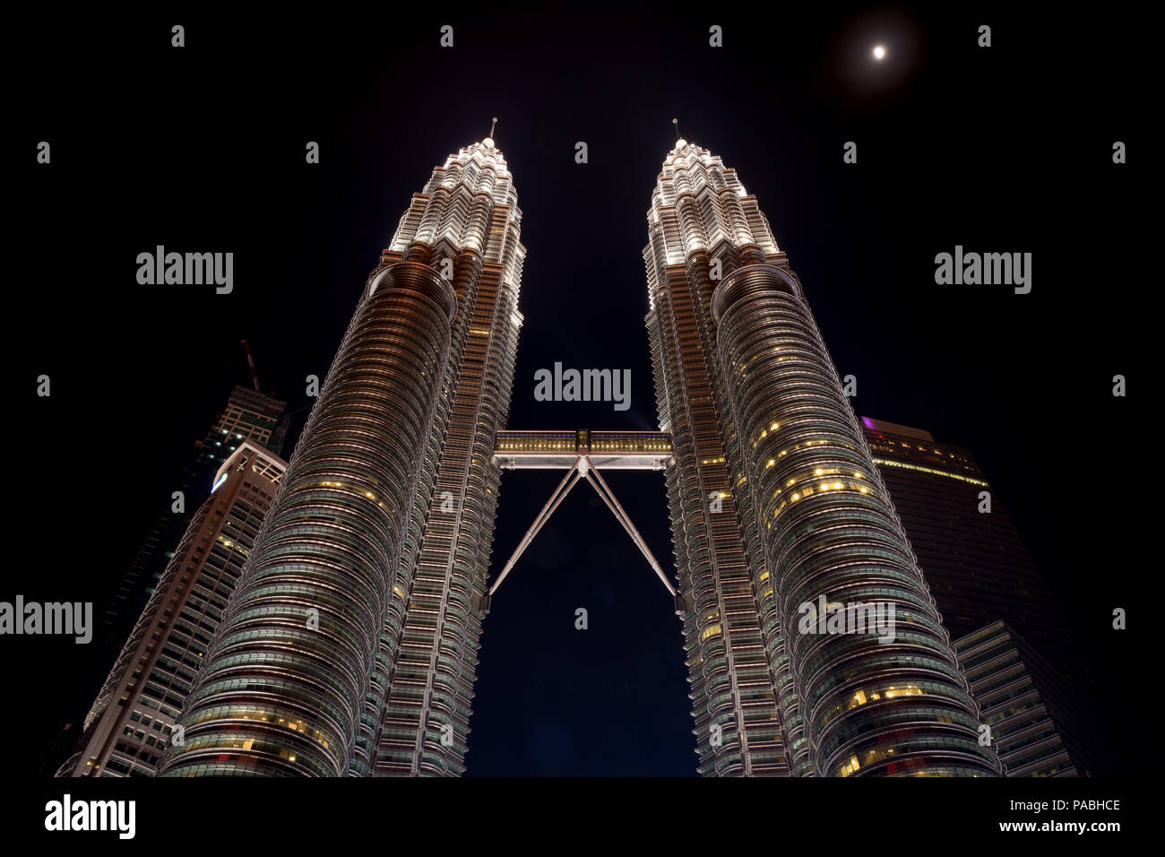 Vista notturna della Petronas Towers, Kuala Lumpur, Malesia Foto Stock