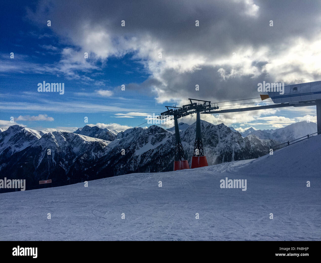 Piste da sci nel comprensorio sciistico di Plan de Corones. Alta Badia è la  parte più alta della Val Badia in Trentino Alto Adie regione, nord Italia  Foto stock - Alamy