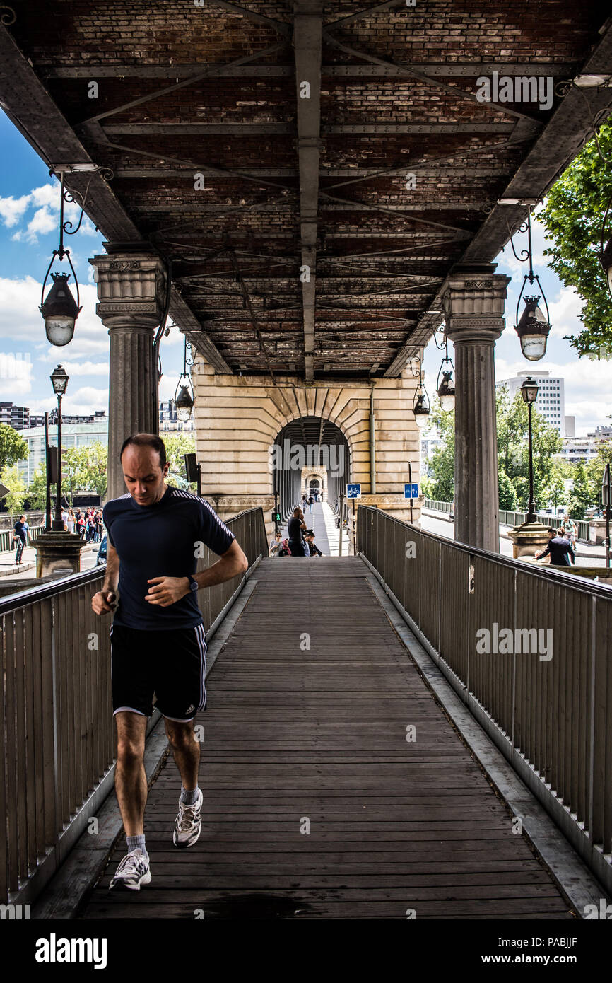 Padre e Figlio giocando in un parco di Parigi. Foto Stock