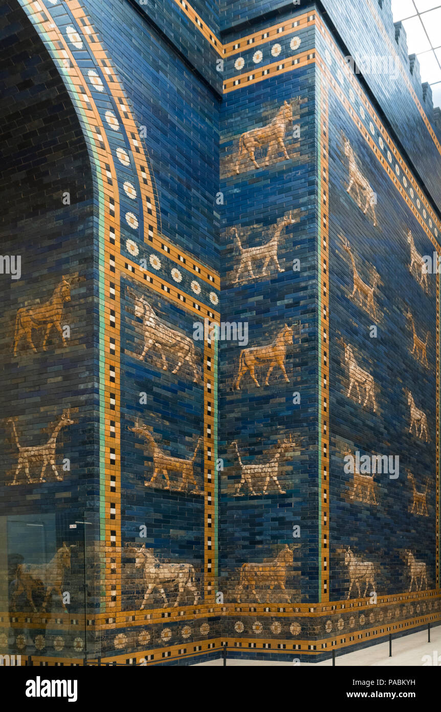 ISHTAR GATE di Nebukadnetsar ll Babilonia (6C BCE) Pergamon Museum Il Museo ISLAND BERLINO GERMANIA Foto Stock
